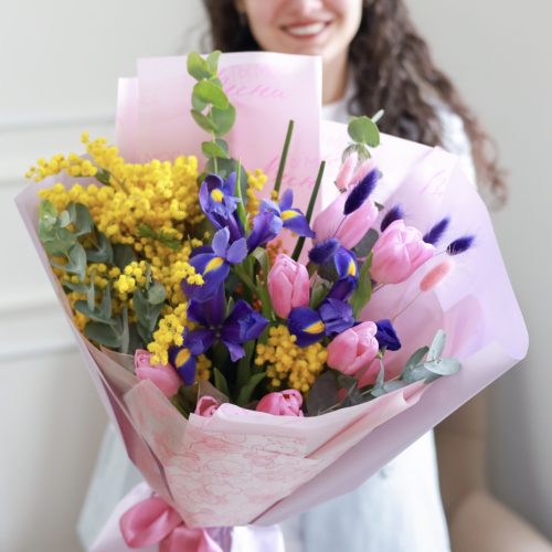 Прекрасный весенний букет с мимозой и тюльпанами