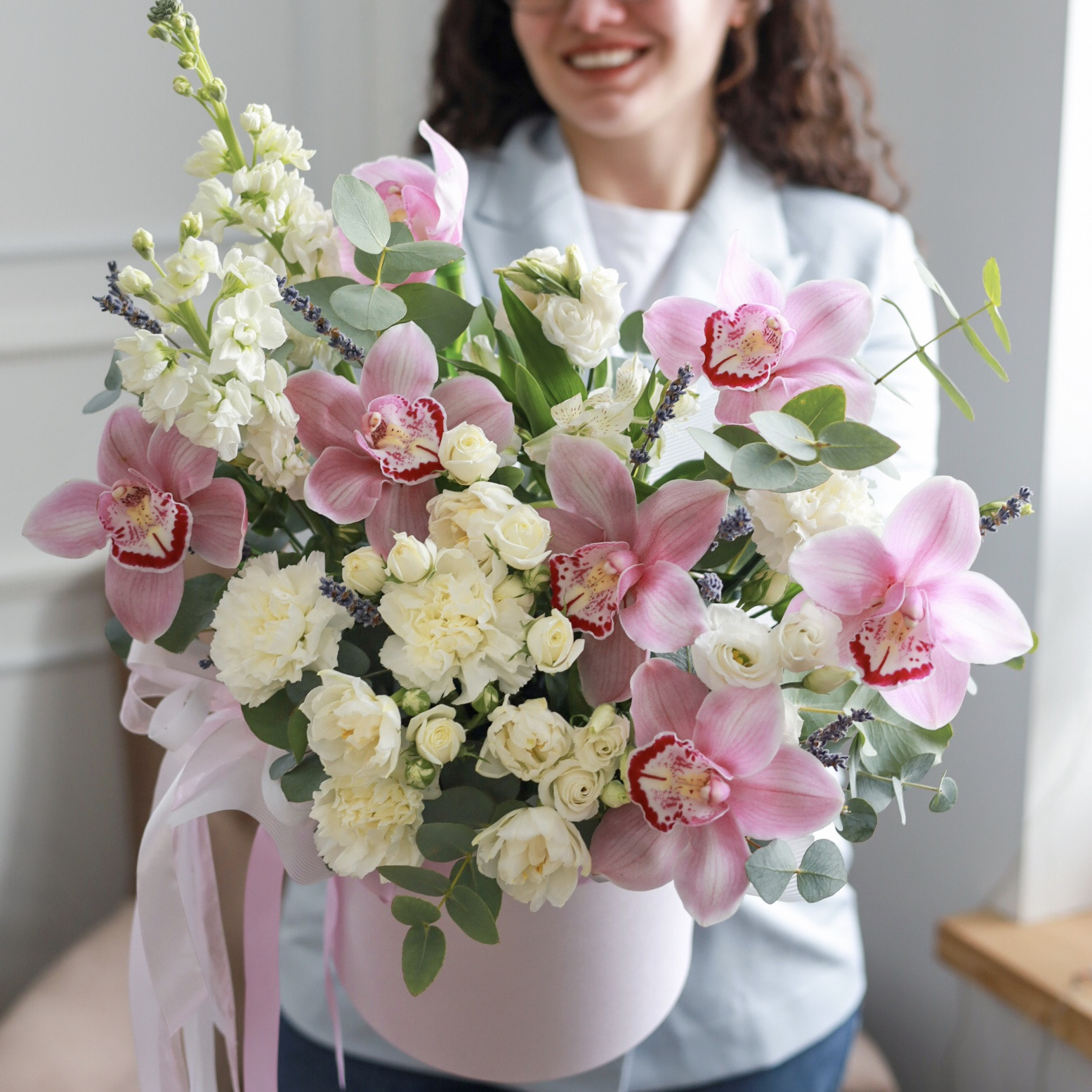 Раскидистая весенняя композиция ароматных цветов