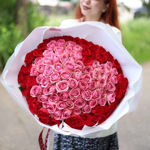 Роскошный букет роз в виде сердца