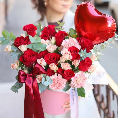 Прекрасная композиция с розами и шаром