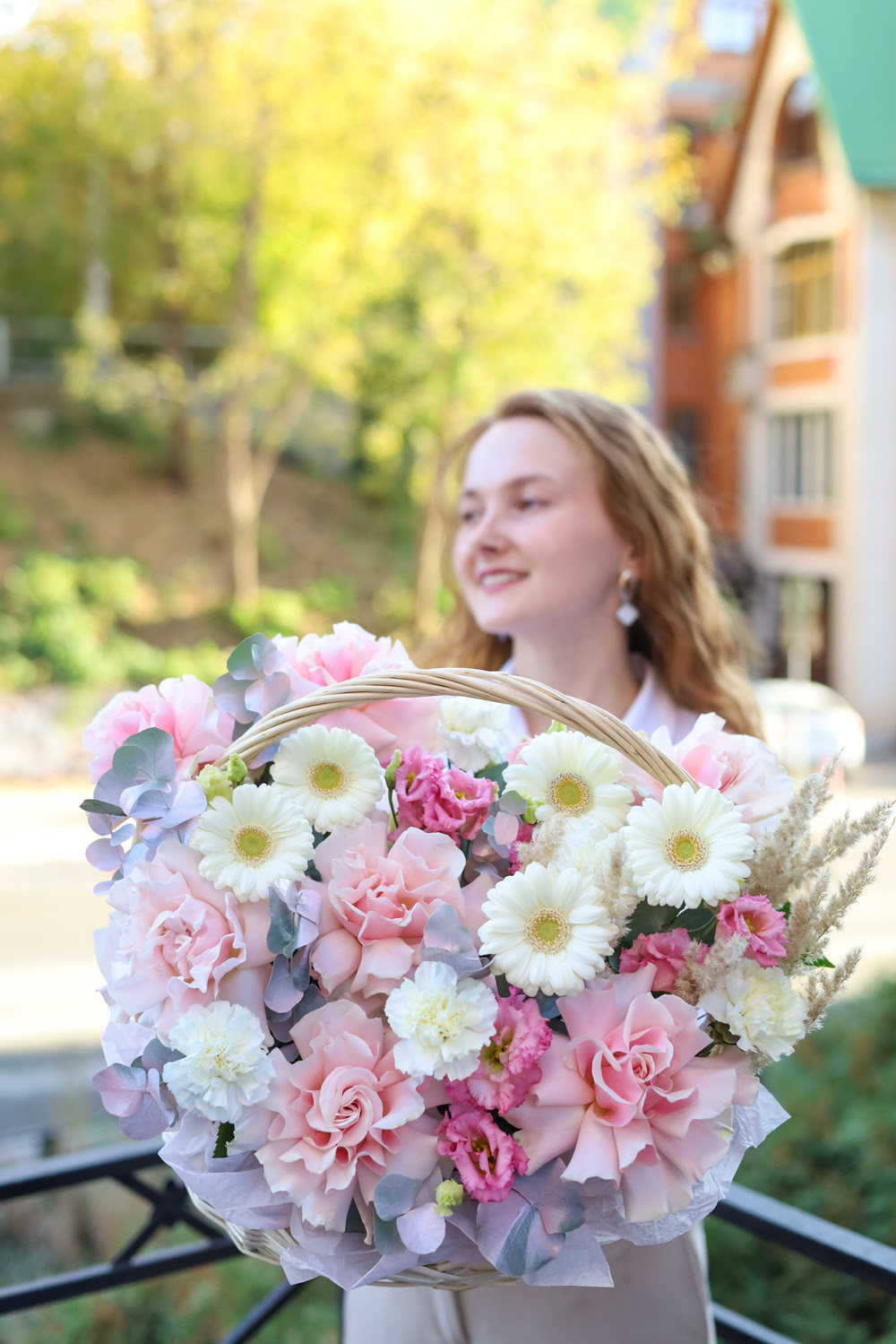 Великолепная корзина с нежными розами — изображение 2