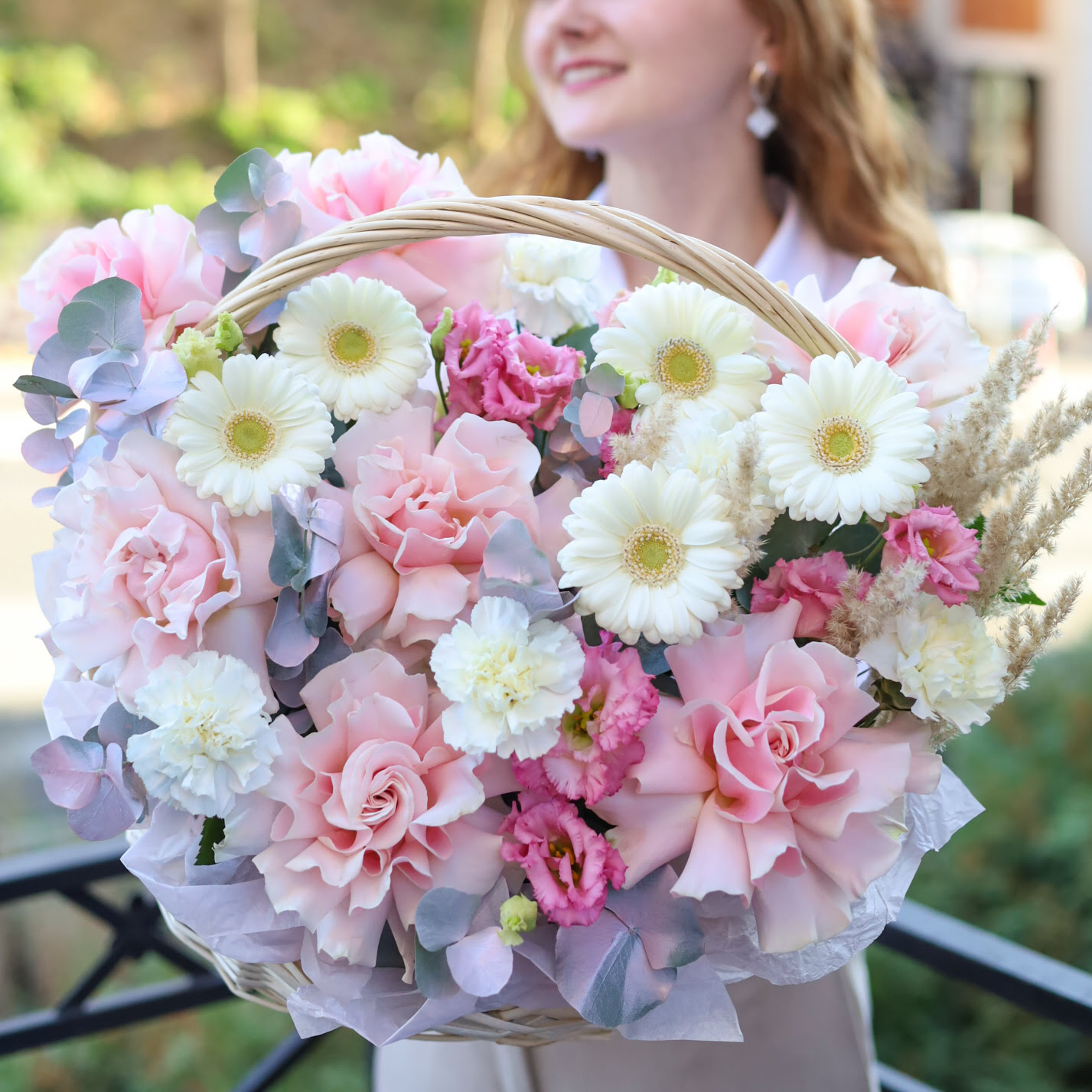 Великолепная корзина с нежными розами