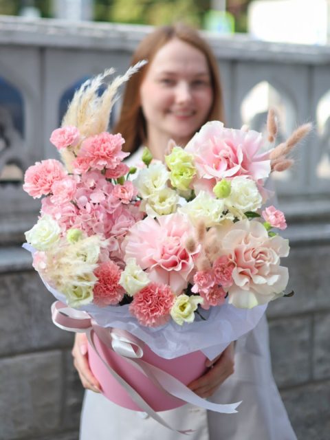 Прекрасная композиция с крупными розами и сухоцветами