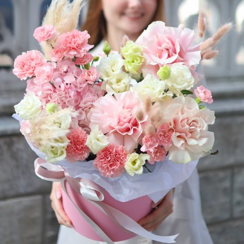 Прекрасная композиция с крупными розами и сухоцветами