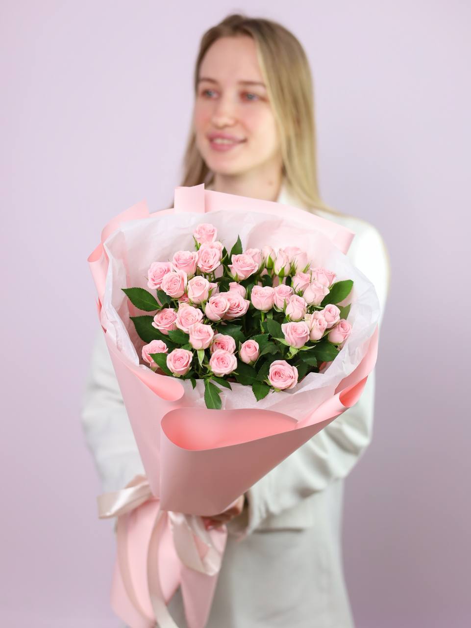 Букет нежных кустовых роз в оформлении — изображение 2