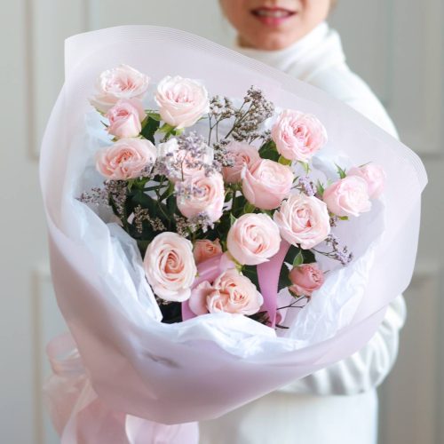 Нежный букет кустовых роз с лимониумом