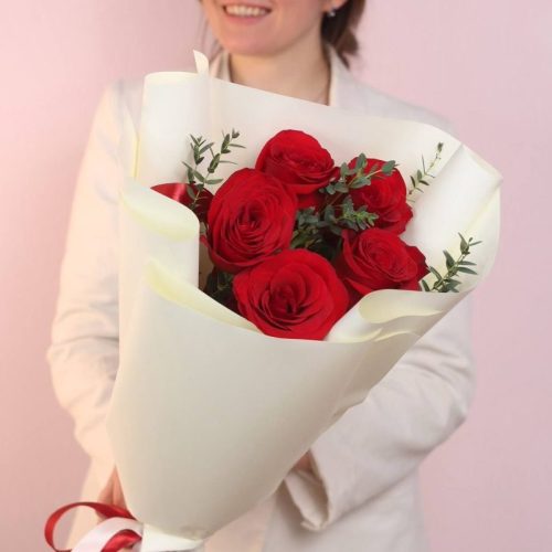 Букет крупных эквадорских роз с эвкалиптом