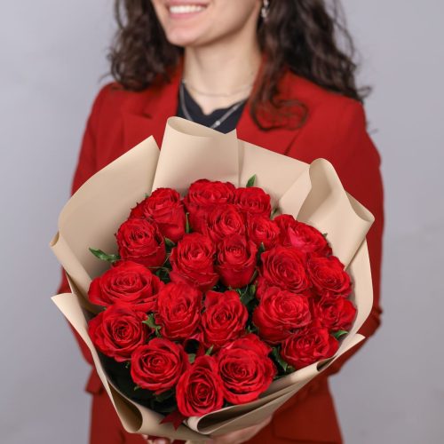 Очаровательный букет красных роз