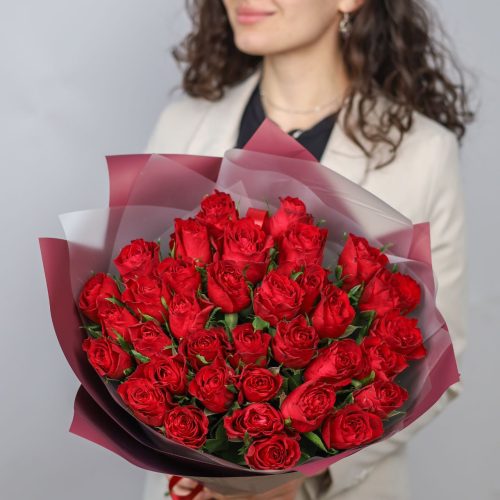 Роскошные премиальные розы в оформлении