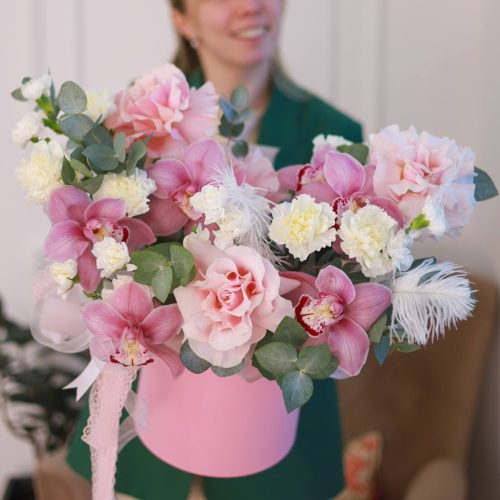 Роскошная композиция с орхидеями и розами