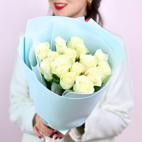 Милый букет белых розочек в оформлении