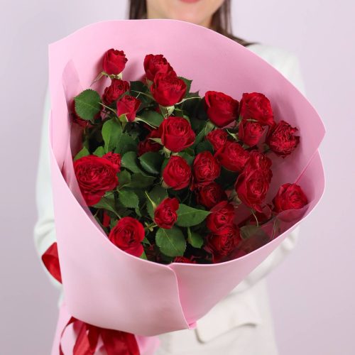 Стильный букет красных кустовых роз