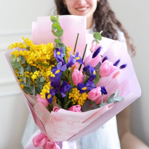 Прекрасный весенний букет с итальянской мимозой и тюльпанами