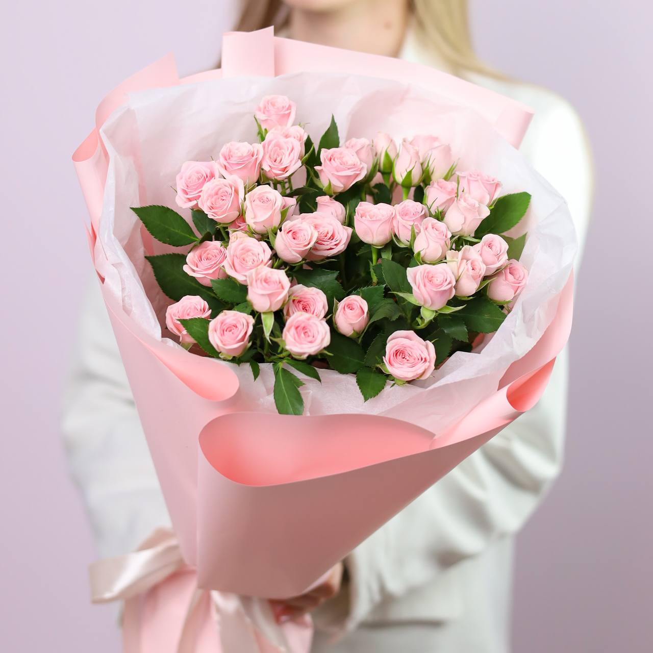 Букет нежных кустовых роз в оформлении