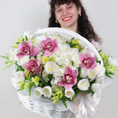 Большая корзина с тюльпанами и орхидеями