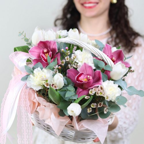 Очаровательная корзинка с орхидеями
