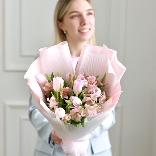 Нежный букет альстромерий и тюльпанов