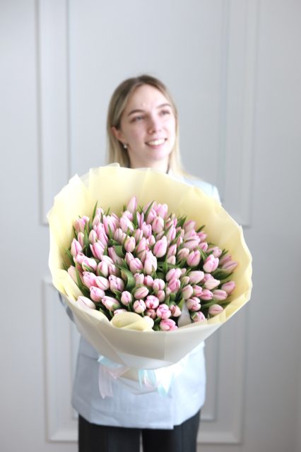 Букет из 101 тюльпана