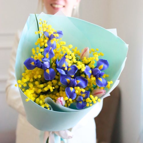 Яркий букет с мимозой и ирисами