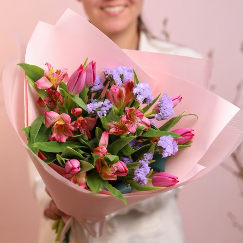 Яркий букет с тюльпанами