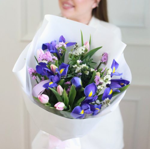 Весенний букет с ирисами и тюльпанами