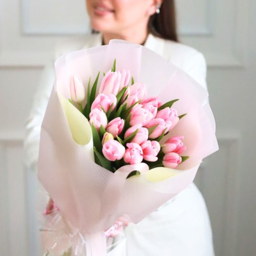Милый букет из 21 розового тюльпана