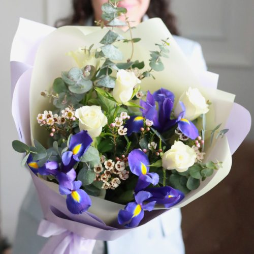 Очаровательный букет с розами и ирисами