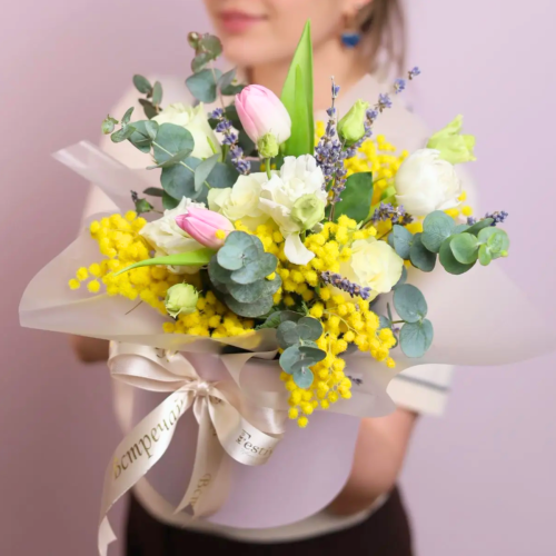 Ароматная композиция с тюльпанами и мимозой