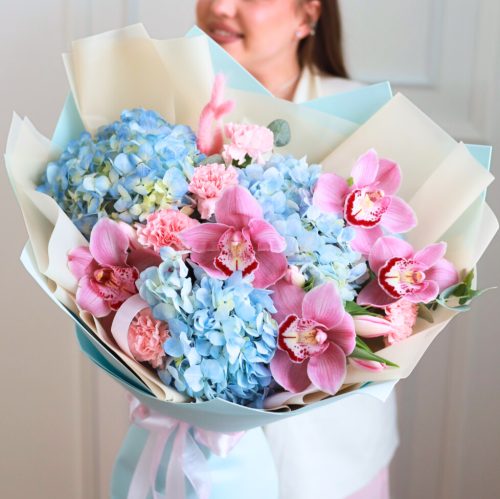 Великолепный букет с орхидеями и тюльпанами