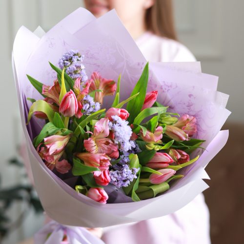 Яркий букет с тюльпанами