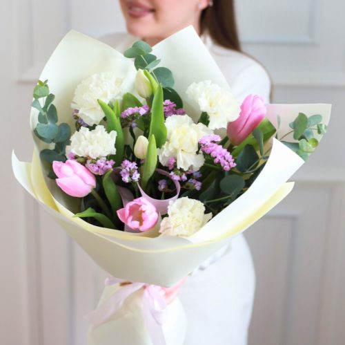 Милый букет с диантусами и тюльпанами