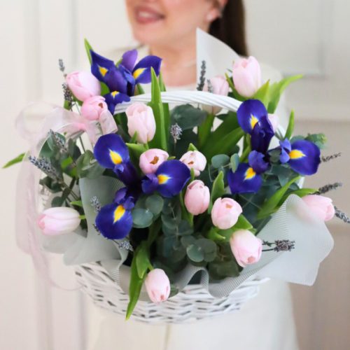 Весенняя корзина с ирисами и тюльпанами