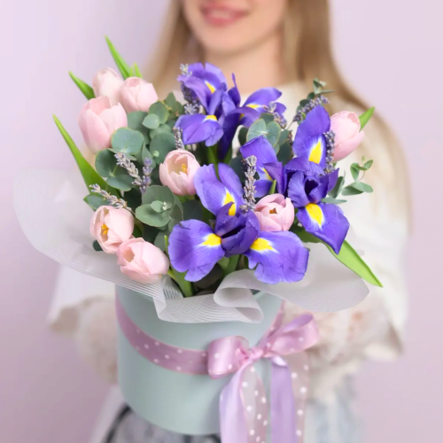 Милая композиция тюльпанов с ирисами