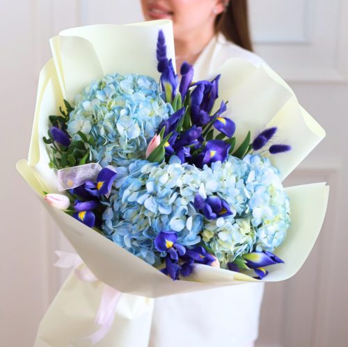 Воздушный букет с ирисами и гортензиями
