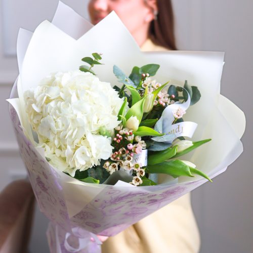 Милый букет с пышной гортензией