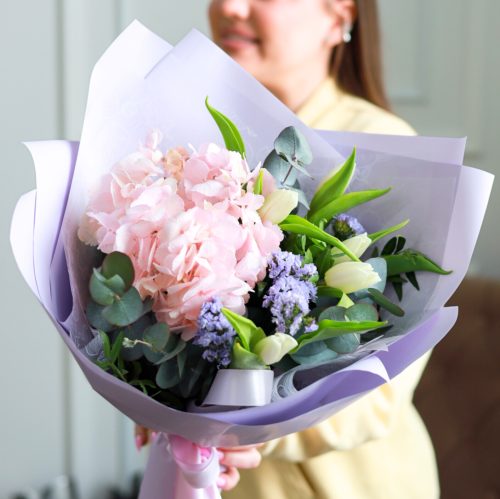 Ароматный букет с тюльпанами и гортензией