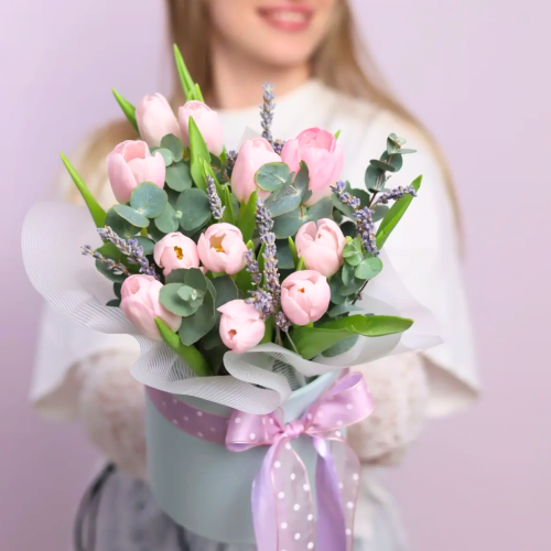 Нежные тюльпаны в шляпной коробке