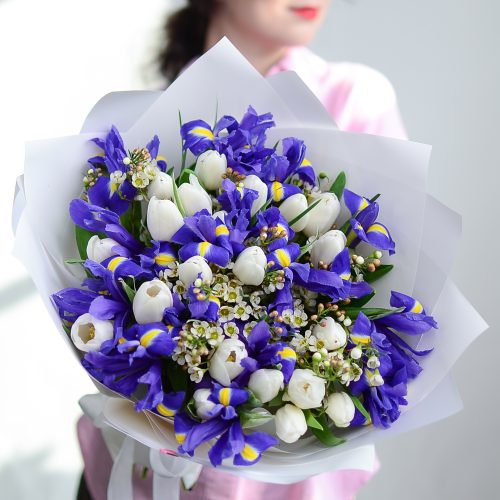 Большой весенний букет с ирисами