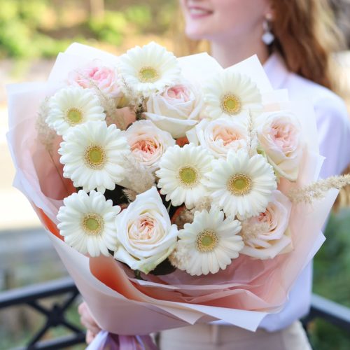 Очаровательный букет с герберами и ароматными розами