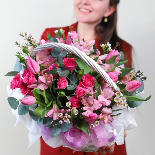 Очаровательная корзина с тюльпанами и альстромерией