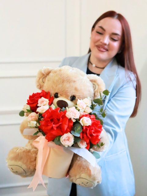 Очаровательная композиция с мишкой и розами