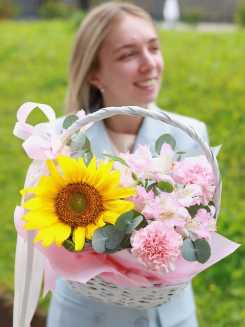 Летняя корзина с подсолнухом