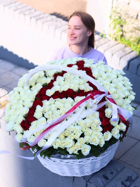 Роскошная корзина роз в виде сердца