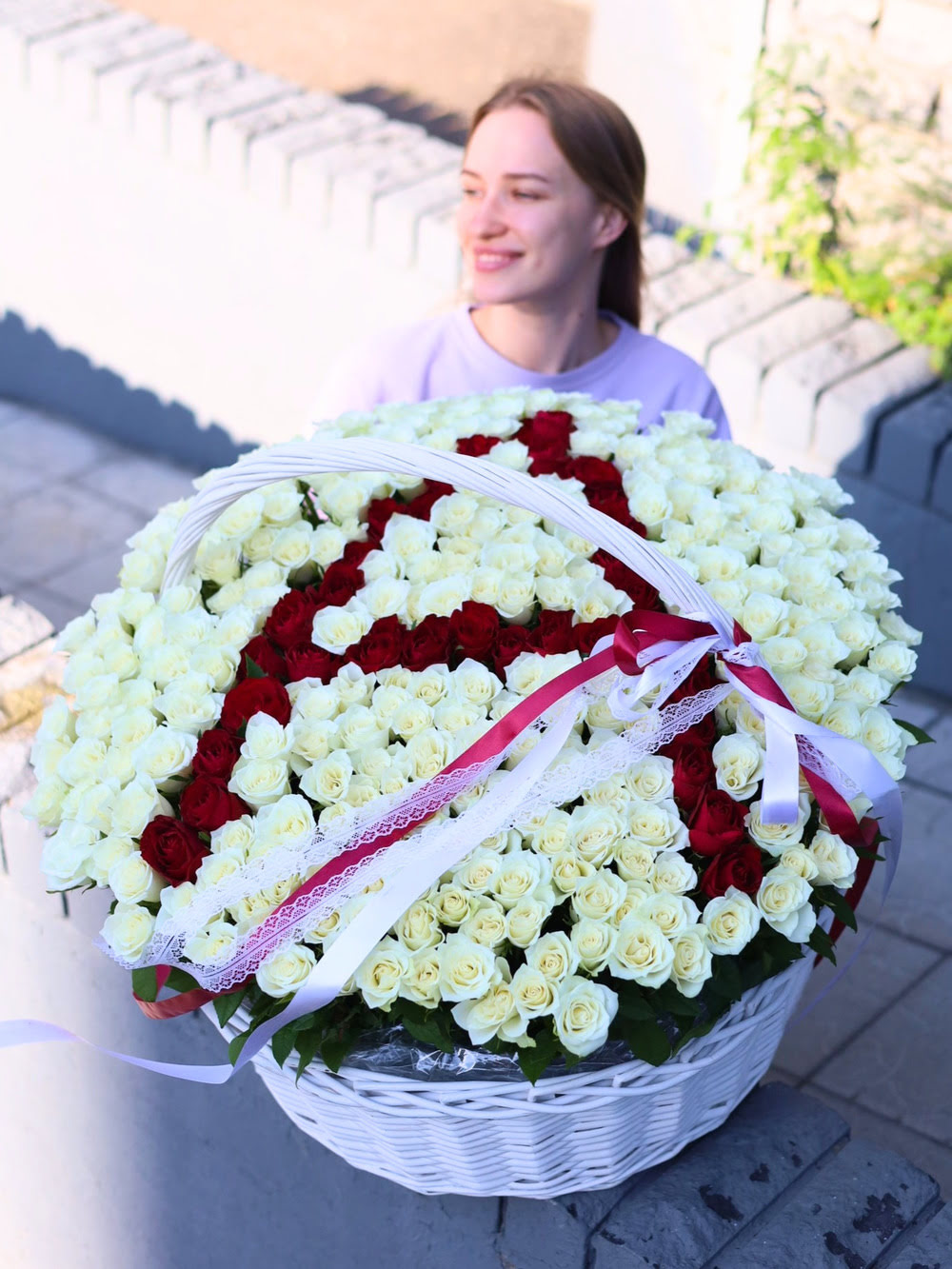 Роскошная корзина роз в виде сердца