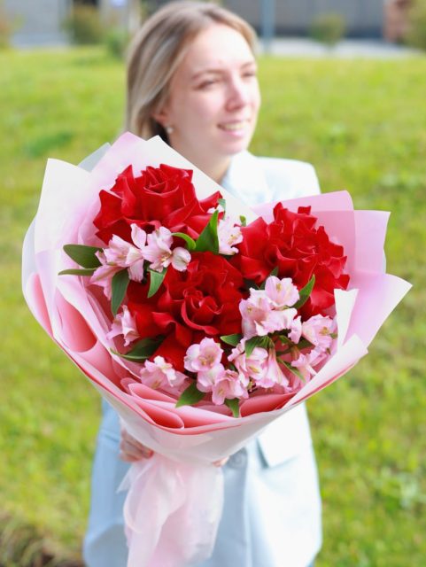 Чудесный букет роз и альстромерии