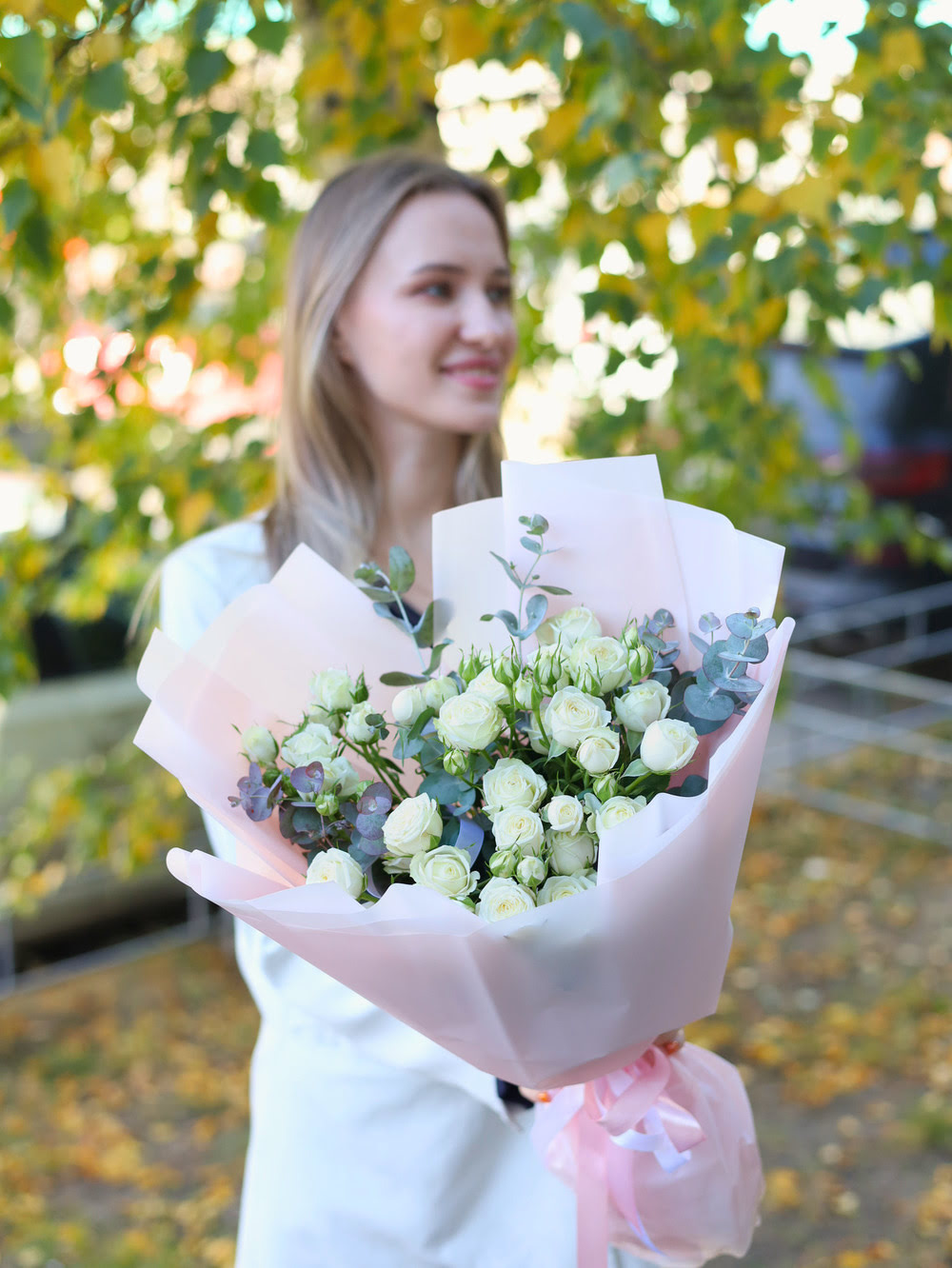 Букет белоснежных кустовых роз — изображение 3