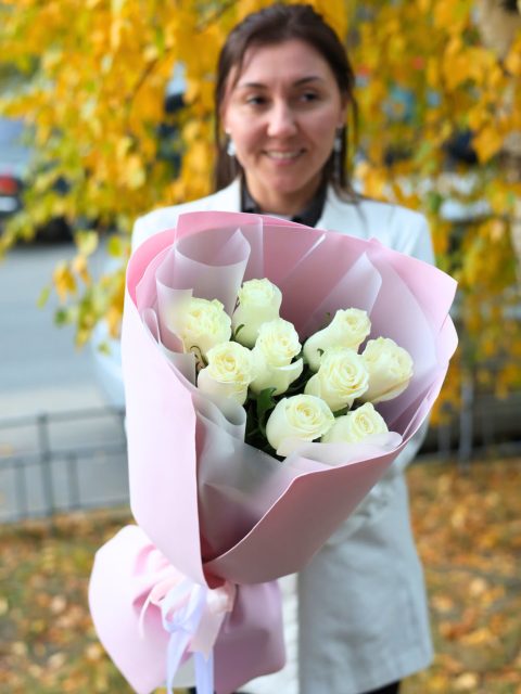 Букет крупных белых роз