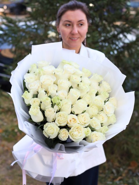 Великолепный букет белых эквадорских роз